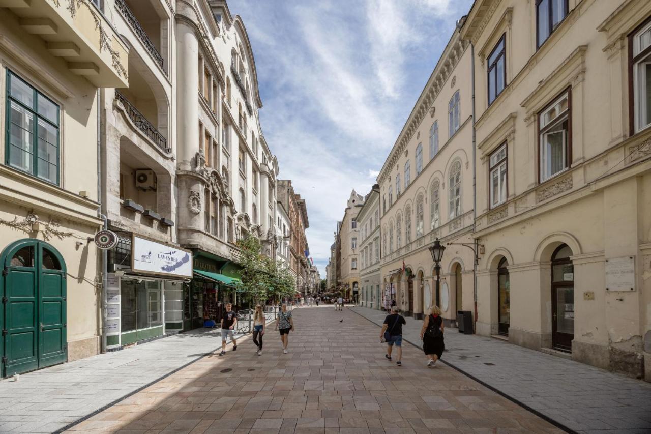 Skyline Serenity Retreat @Vaci Most Famous Street Budapest Extérieur photo