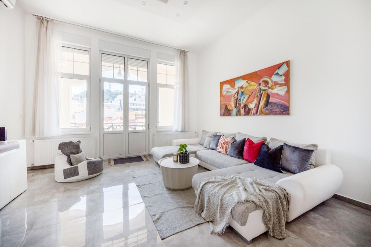 Skyline Serenity Retreat @Vaci Most Famous Street Budapest Extérieur photo
