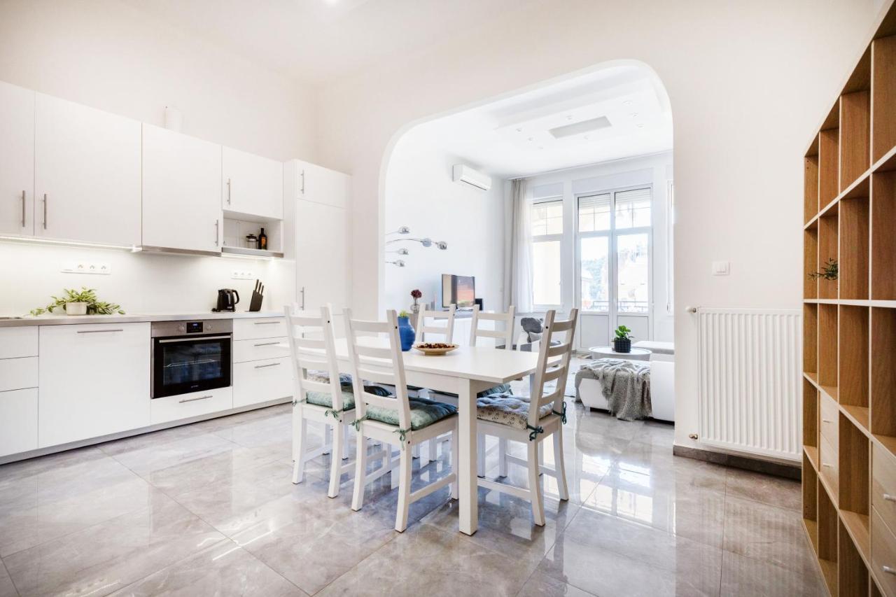 Skyline Serenity Retreat @Vaci Most Famous Street Budapest Extérieur photo